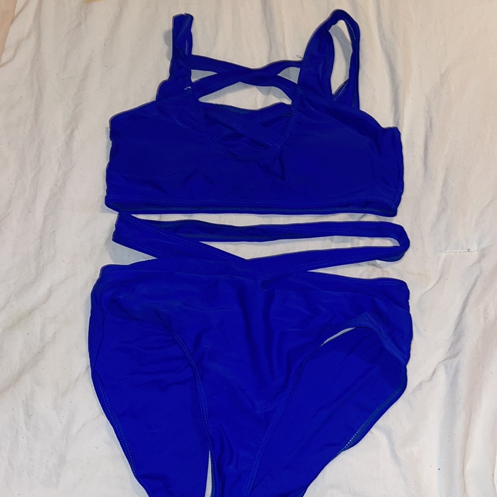 multiple bathing suits - Picture 5 of 7